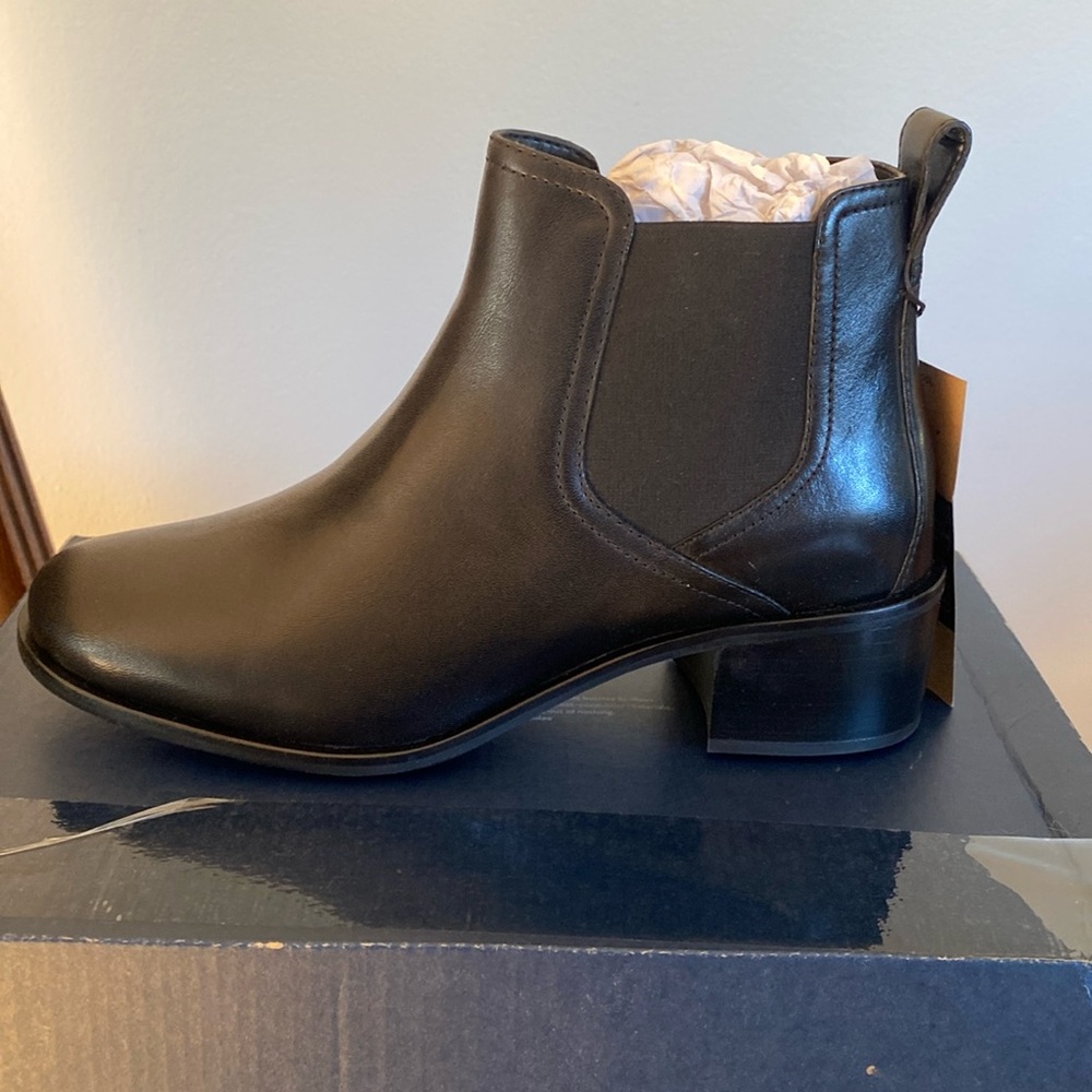 NIB COLE HAAN CASSIE CHLS BOOTIES